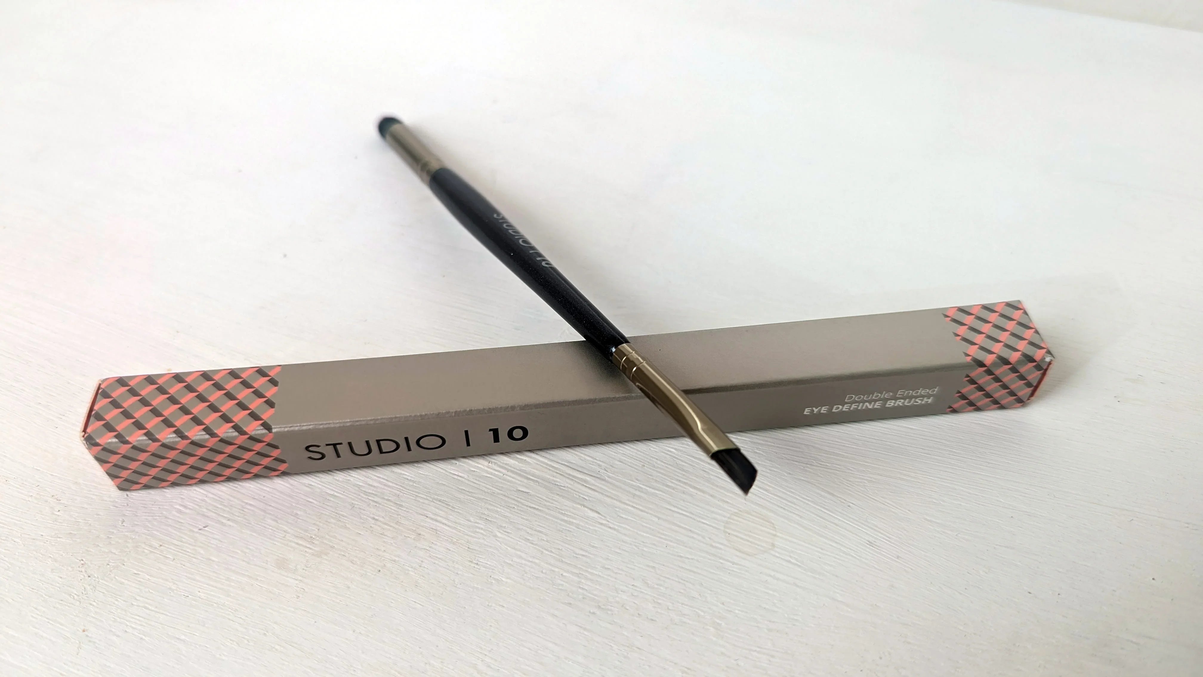 Studio 10 Double Ended Vegan Eye Define Eyeshadow Brush - A Beautiful Life Ltd